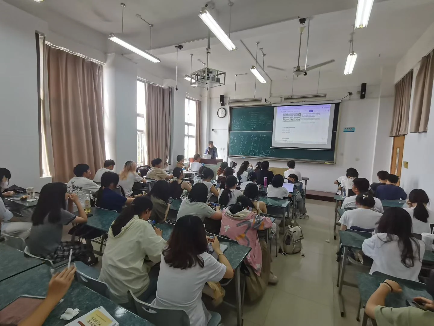 高校 AI 课程现场
